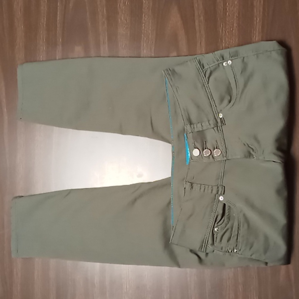 YMI Wanna Betta Butt Green 3 Button Skinny Cropped Pants Size 7